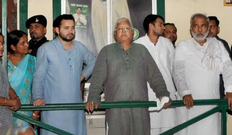 CBI દ્વારા લાલુ યાદવના પરિવાર સાથે સંકળાયેલા ભારતીય રેલ્વે કૌભાંડનો પર્દાફાશ