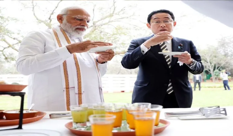 કિશિદા સાથે દિલ્હીમાં વડાપ્રધાન મોદી લસ્સી બનાવતા મંથનને ફેરવતા અને ગોલગપ્પા ખાતા જોવા મળ્યા 