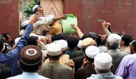 પાકિસ્તાનમાં લોટ લૂંટતી વખતે નાસભાગ, અત્યાર સુધીમાં 5ના મોત