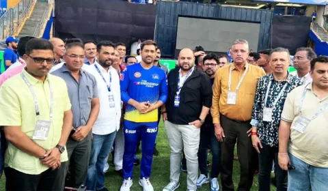 MS ધોની, IPL 2023: મેચ પહેલા મુંબઈમાં MS ધોની નું વાનખેડે સ્ટેડિયમમાં વિશેષ સન્માન