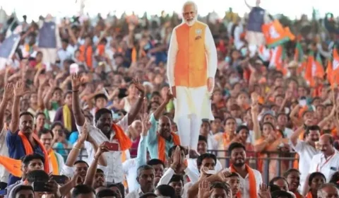 મૈસૂરમાં PM મોદીની સુરક્ષામાં ફરી ખામી, મોબાઈલ વાહન તરફ ફેંકાયો