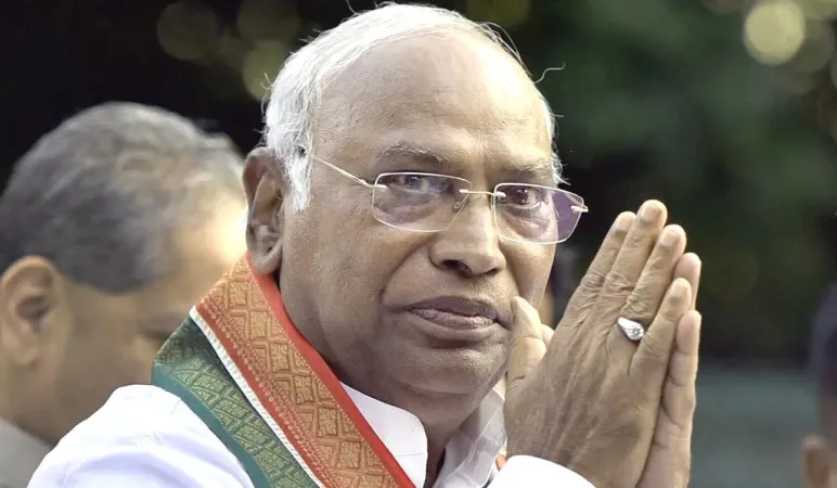 કોંગ્રેસ અધ્યક્ષ મલ્લિકાર્જુન ખડગેએ એન્ફોર્સમેન્ટ ડિરેક્ટોરેટની કાર્યવાહીને કેન્દ્ર સરકાર દ્વારા બદલો લેવાની કાર્યવાહી તરીકે વખોડી કાઢી