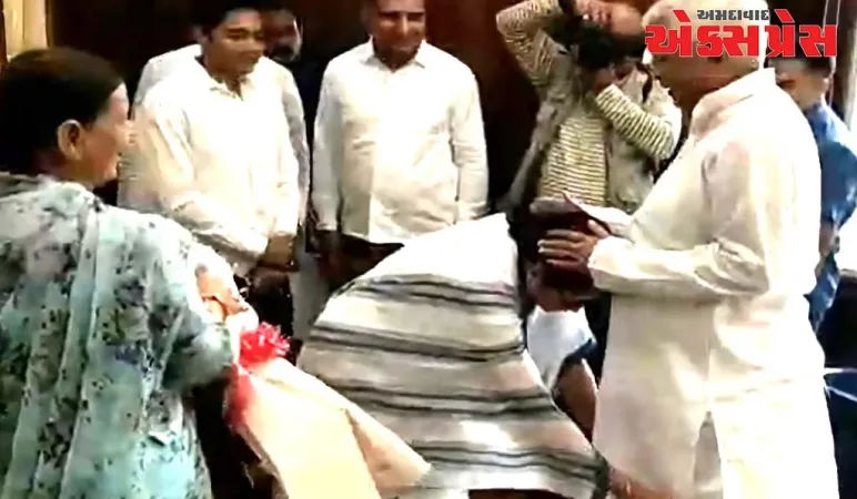 મમતા બેનર્જી પટના પહોચ્યા, લાલુના ચરણ સ્પર્શ કર્યા....