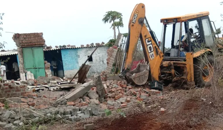 મધ્યપ્રદેશમાં પ્રધાનમંત્રી આવાસ યોજનાનું ઉલ્લંઘન કરીને દલિત ઘરો તોડી પાડવામાં આવ્યા