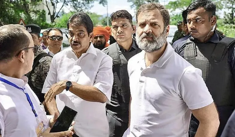 મણિપુર: બિષ્ણુપુરમાં કલાકો સુધી અટવાયા બાદ રાહુલ ગાંધી ચોપર લઈને ચુરાંદપુર પહોંચ્યા 