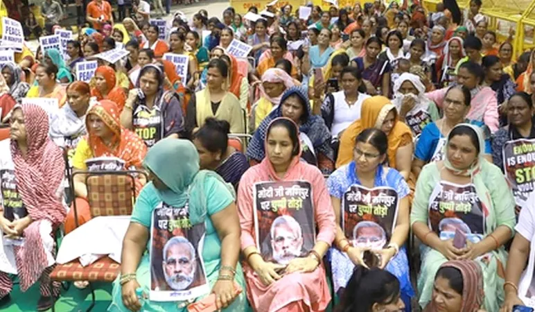 મણિપુર વાયરલ વીડિયો કેસ વચ્ચે સીએમ એન બિરેન સિંહના રાજીનામા માટે મહિલા કોંગ્રેસ કાર્યકરોની રેલી