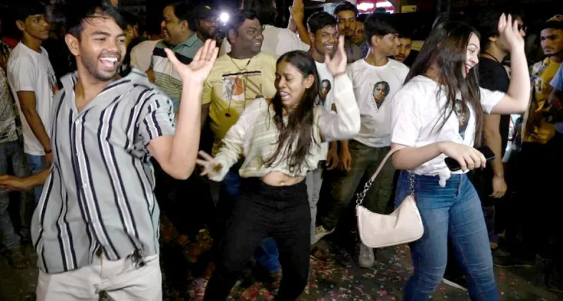 SRKના ચાહકોએ એક્શન-પેક્ડ થ્રિલર 'જવાન'ની રિલીઝની ઉજવણી કરી