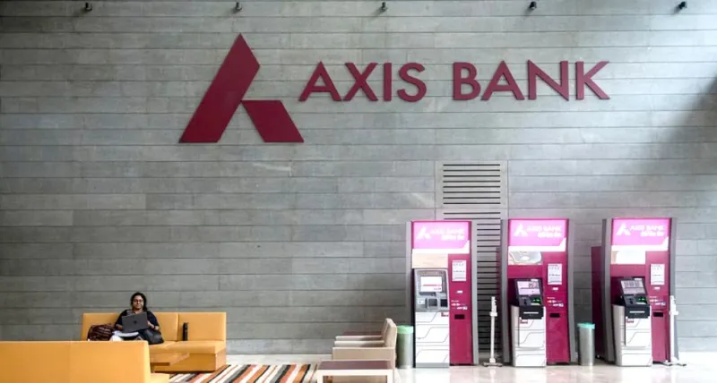 મેનેજર પર હુમલો કર્યા પછી, લૂંટારુઓ રાયગઢમાં એક ખાનગી બેંકમાં ત્રાટક્યા અને રૂ. 8.5 મિલિયન રોકડ અને સોનાની લૂંટ 