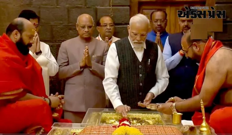 પીએમ મોદીએ મહારાષ્ટ્રના શિરડીમાં શ્રી સાંઈબાબા સમાધિ મંદિરમાં પૂજા અર્ચના કરી