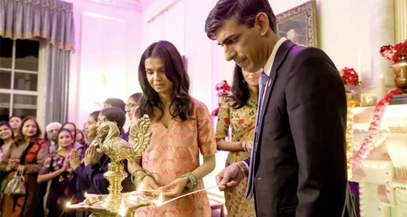 વડા પ્રધાન સુનકે હિન્દુ મહેમાનોનું સ્વાગત કરતાં ડાઉનિંગ સ્ટ્રીટ દિવાળીના તહેવારોના હબમાં ફેરવાઈ