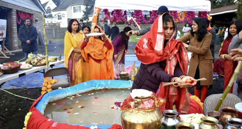 યુએસએમાં છઠ પૂજા: વિશ્વાસ અને ભક્તિની વાઇબ્રન્ટ ઉજવણી