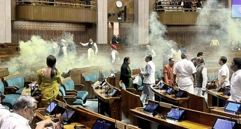 સંસદની સુરક્ષાનો ભંગ: બે ઘૂસણખોરો લોકસભામાં પ્રવેશ્યા, ગેસ છોડ્યો અને સૂત્રોચ્ચાર કર્યા