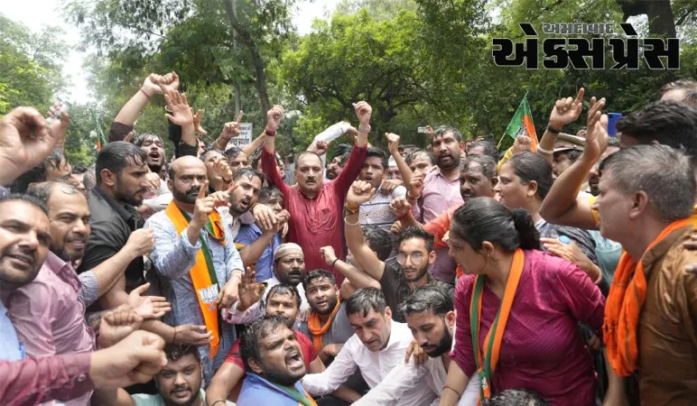 AAP હેડક્વાર્ટર પાસે BJPનો વિરોધ, CM કેજરીવાલ પાસેથી રાજીનામું માંગ્યું