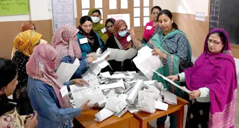 પાકિસ્તાનની ચૂંટણીઓ: ટેકનિકલ ખામીઓ દેશવ્યાપી મતદાન વિલંબનું કારણ બની 