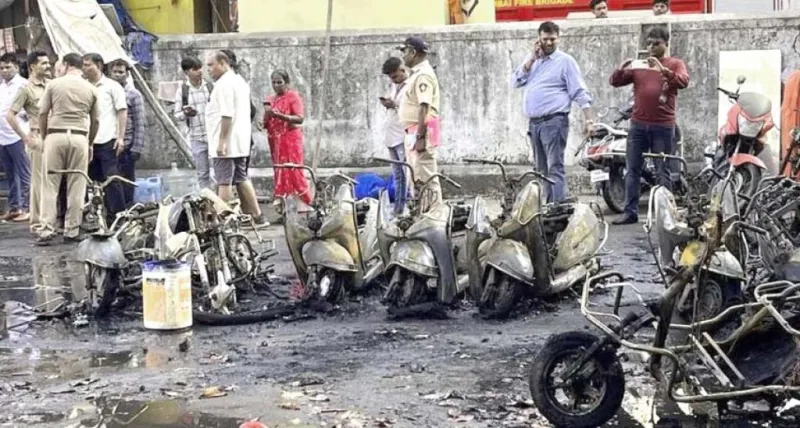 મુંબઈ પાર્કિંગ લોટમાં ભીષણ આગ લાગી: 25+ વાહનો સળગી ગયા