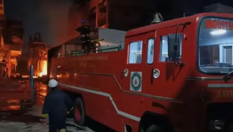 દિલ્હીના રોશનહારા રોડ પર ઇલેક્ટ્રોનિક્સની દુકાનમાં આગ ફાટી નીકળી 