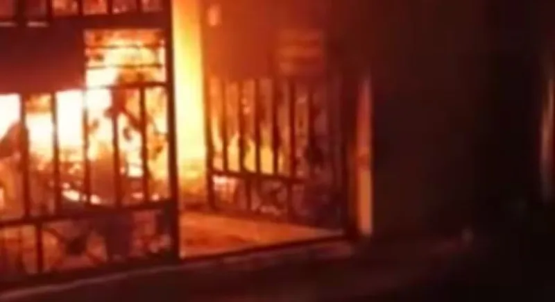 દિલ્હી: શાહદરા રેસીડેન્સીમાં ભીષણ આગ; 9ને બચાવ્યા 