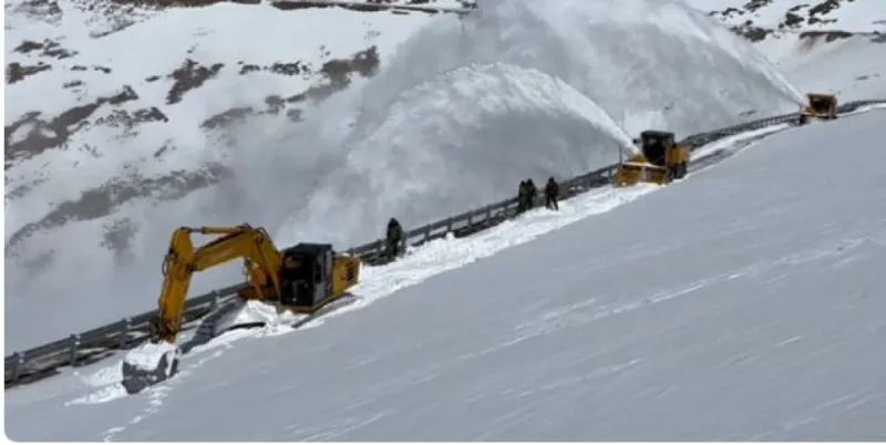 BROનો પ્રોજેક્ટ  હિમાંકે લેહ-મનાલી હાઇવે પર બરફ સાફ કરવાની કામગીરી શરૂ કરી 