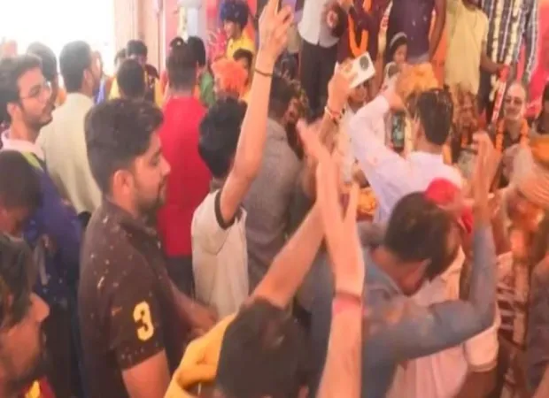 Uttar pradesh : અસ્સી ઘાટ, વારાણસી ખાતે હોળીની ઉજવણી