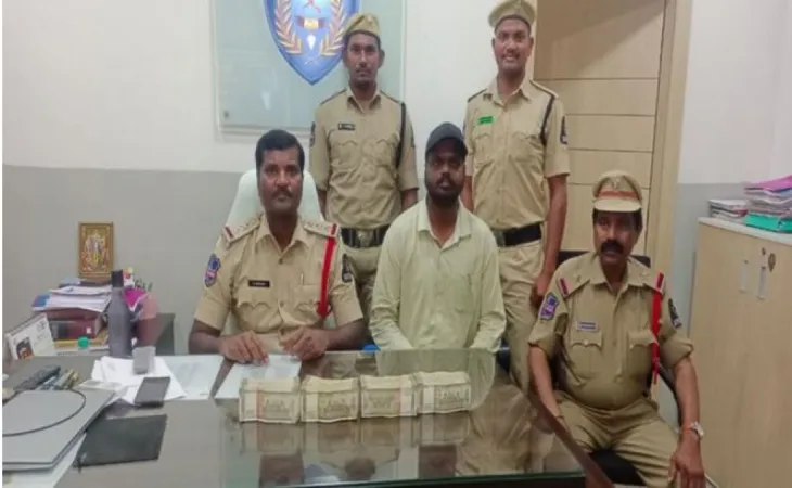 હૈદરાબાદ પોલીસે લોકસભાની ચૂંટણી પહેલા કારમાંથી રૂ. 10 લાખ રોકડા જપ્ત કર્યા