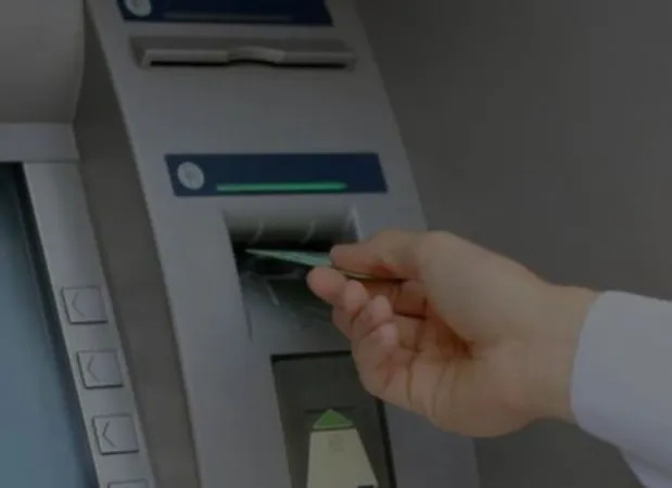 Delhi  : દિલ્હી પોલીસે ડેબિટ કાર્ડ સ્વેપિંગ ફ્રોડ કેસમાં બે શકમંદોને ઝડપી લીધા