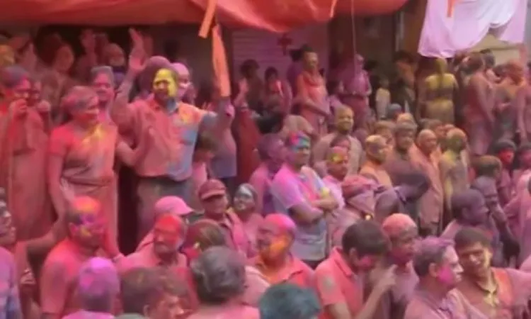 મધ્યપ્રદેશના ઇન્દોર જિલ્લામાં રંગપંચમી ગેર તહેવારની ઉજવણી