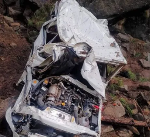 J-K માં જીવલેણ કાર દુર્ઘટના: 1 વ્યક્તિએ જીવ ગુમાવ્યો,  ત્રણને ઈજાઓ પહોંચી