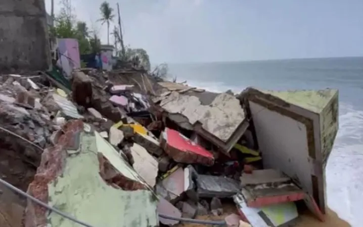 કોલ્લમ, કેરળ: ઊંચા મોજાંએ ઘરોને નુકસાન પહોંચાડ્યું