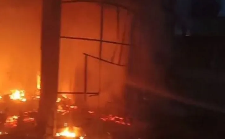 ગાઝિયાબાદના વૈશાલી કાર શોરૂમમાં આગ ફાટી નીકળી, કોઈ જાનહાનિના અહેવાલ નથી