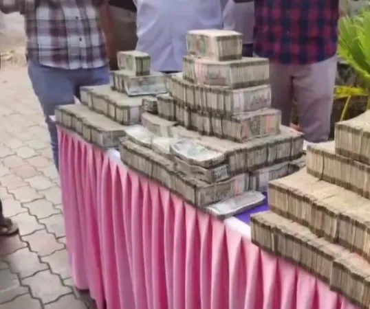 કર્ણાટક પોલીસે બલ્લારીમાં રૂ. 5.6 કરોડ રોકડા, 106 કિલો દાગીના જપ્ત કર્યા