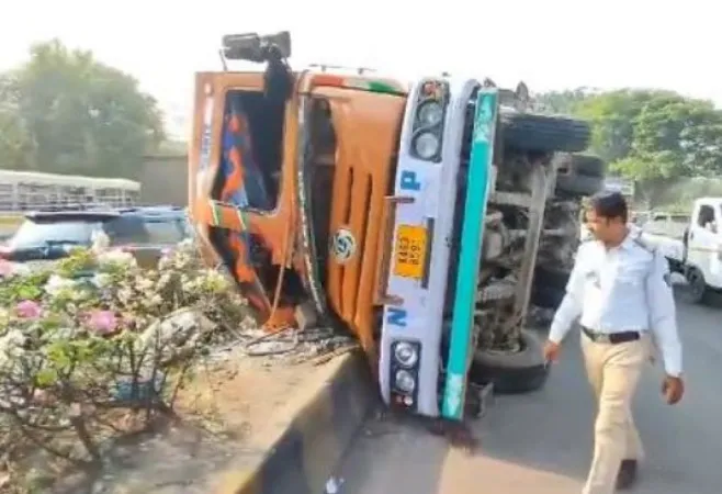 નવી મુંબઈ-થાણે બેલાપુર રોડ પર ટ્રક પલટી, ટ્રાફિક જામ સર્જાયો