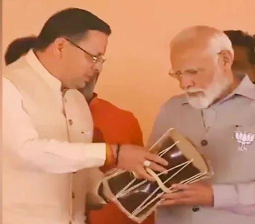 CM ધામીએ ઋષિકેશની રેલીમાં PM મોદીને 'હુડકા' રજૂ કર્યો