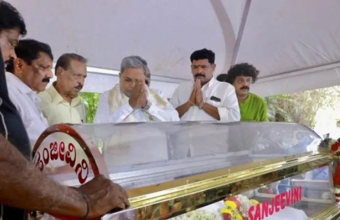 સીએમ સિદ્ધારમૈયાએ સ્વર્ગસ્થ અભિનેતા-નિર્માતા દ્વારકિશને શ્રદ્ધાંજલિ આપી