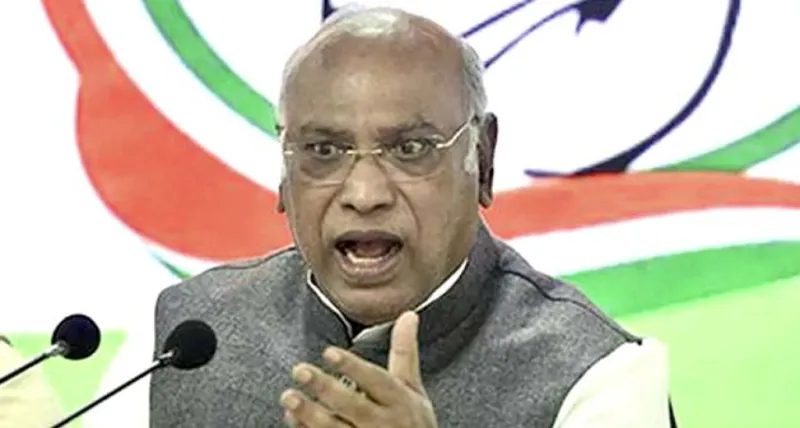 મલ્લિકાર્જુન ખડગેએ ઈન્દિરા ગાંધીના બલિદાન સાથે પીએમ મોદીના "મંગલસૂત્ર જીબે" પર વળતો પ્રહાર કર્યો