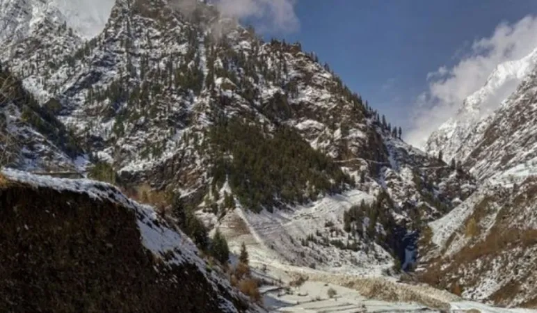 હિમાચલ પ્રદેશ: હિમવર્ષા બ્લોક્સ 60 રસ્તાઓ; IMDનું  ઓરેન્જ એલર્ટ જારી