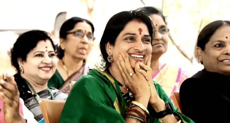 માધવી લતા સૂર્યપ્રકાશ અથવા ધોધમાર વરસાદથી અવિચલિત થઈને સત્યને આગળ લાવવાના તેમના સંકલ્પમાં મક્કમ