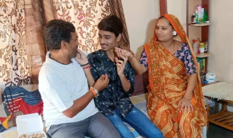 ખેડા જિલ્લામાં રિક્ષાચાલકનો દીકરો ધોરણ 12ની બોર્ડ પરીક્ષામાં ટોપર