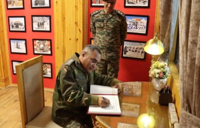 આર્મી ચીફ મનોજ પાંડેએ  લદ્દાખમાં LAC સાથે સુરક્ષાની સમીક્ષા કરી 