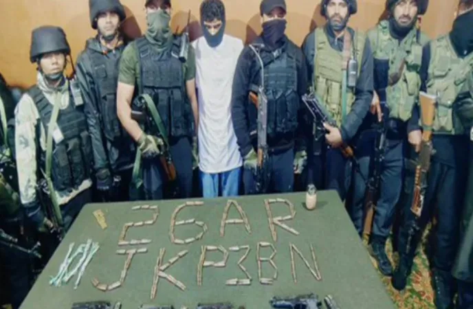 બાંદીપોરામાં સુરક્ષા દળોએ આતંકવાદી સહયોગીની ધરપકડ કરી