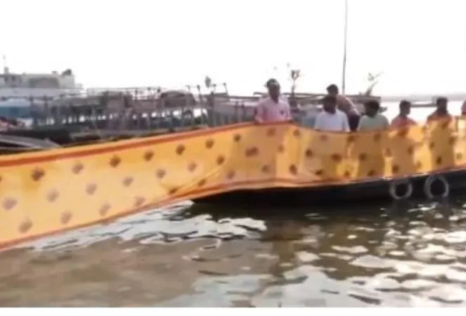 વારાણસી : ભાજપના કાર્યકરોએ પીએમ મોદીના સ્વાસ્થ્ય માટે ગંગાને 400 મીટરની સાડી અર્પણ કરી