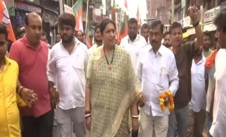 અમેઠીમાં સ્મૃતિ ઈરાનીનો ડોર-ટુ-ડોર પ્રચાર