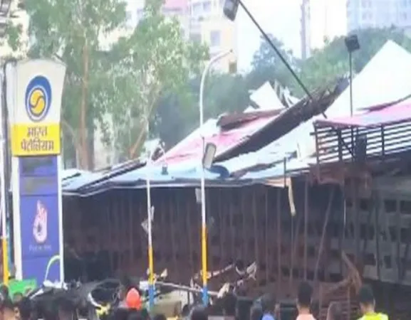 મુંબઈના ઘાટકોપરમાં હોર્ડિંગ ધરાશાયીઃ 14ના મોત, 74ને બચાવ્યા