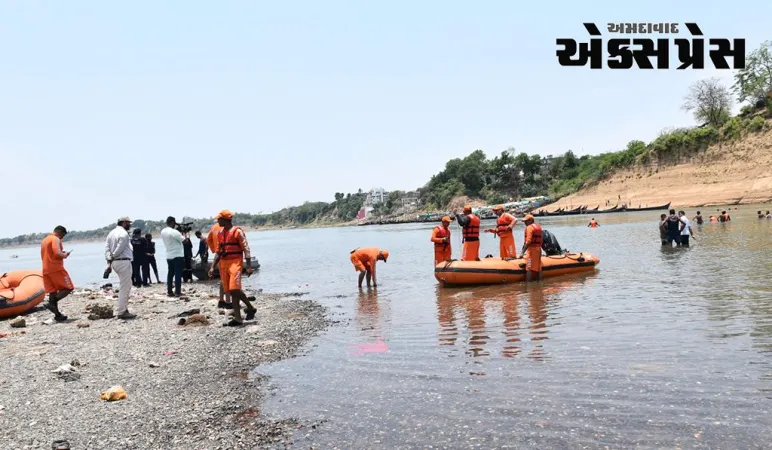 પોઇચા કરુણાંતિકામાં ૬૦ તરવૈયાઓ દ્વારા નર્મદા નદીના અઢી કિલોમિટર પટમાં ચાલતી શોધખોળ