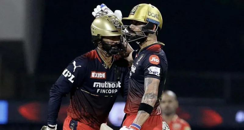 વિરાટ કોહલી ભાવનાત્મક વિદાયમાં દિનેશ કાર્તિકને ગળે લગાવે છે, IPL નિવૃત્તિનો સંકેત આપે છે