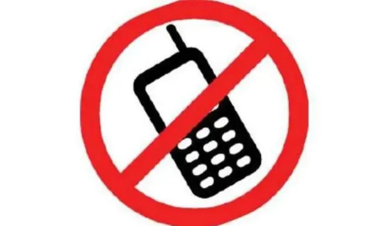 સુરત કોર્ટે કર્મચારીઓના કામના કલાકો દરમિયાન મોબાઈલ ફોનના ઉપયોગ પર સંપૂર્ણ પ્રતિબંધ લાદ્યો 