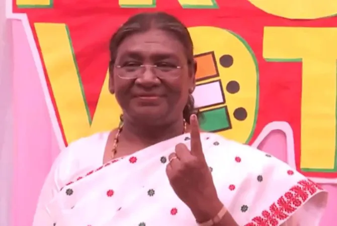  લોકસભા ચૂંટણી 2024: રાષ્ટ્રપતિ દ્રૌપદી મુર્મુએ મતદાન અધિકારનો ઉપયોગ કર્યો