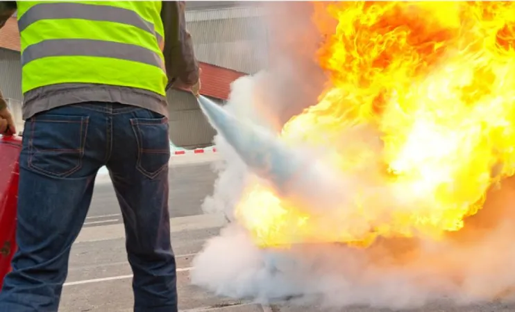 કપડવંજના આધાર મોલ ખાતે આવશ્યક ફાયર સેફ્ટી સાધનોનો અભાવ