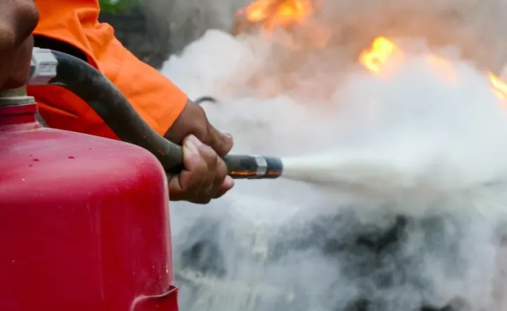 બનાસકાંઠા : ધાનેરા મામલતદાર કચેરીમાં અગ્નિ સલામતીના પગલાં અંગે ઘોર બેદરકારી જોવા મળી 