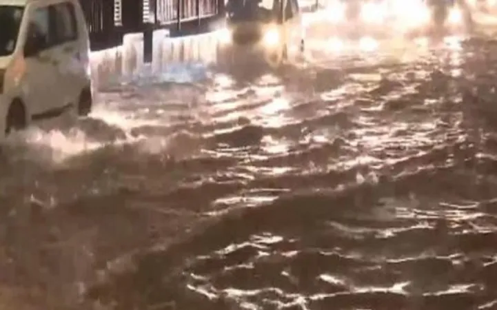 મુંબઈમાં ભારે વરસાદને કારણે વિવિધ વિસ્તારોમાં પાણી ભરાયા 