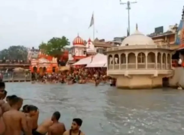 ગંગા દશેરાના શુભ અવસર પર વારાણસીના દશાશ્વમેધ ઘાટ પર ભક્તોની ભીડ ઉમટી